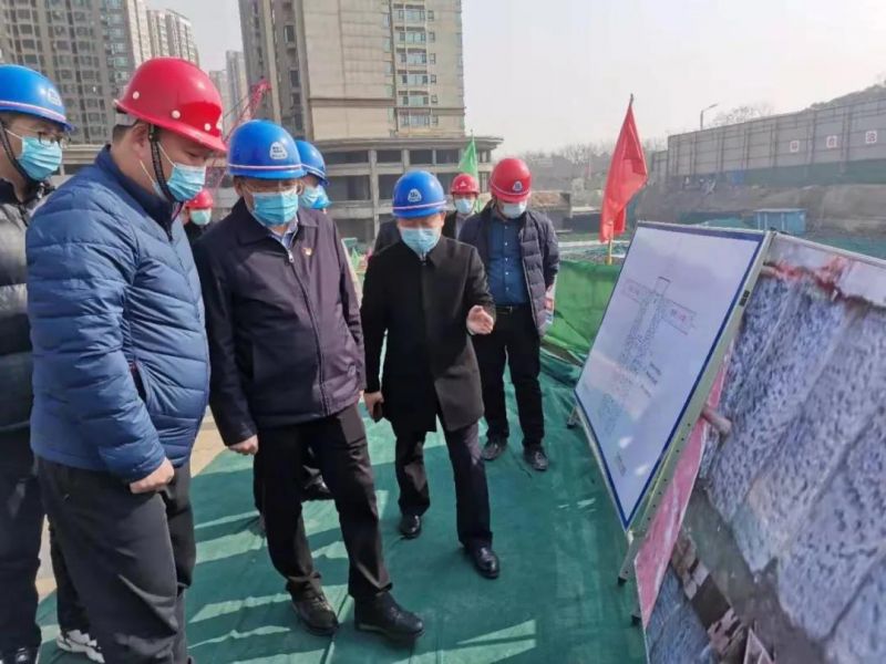 市委常委、市政府黨組成員魏建平調(diào)研左掖門游園停車場項目建設工作